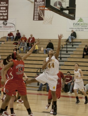 Beating Saginaw: Tiara Adams and the Bulldog women’s basketball team defeated Saginaw Valley on Feb. 5, 83-66. Ferris snapped a two-game losing streak and is 10-10 overall this season. Photo By: Kate Dupon | Photo Editor