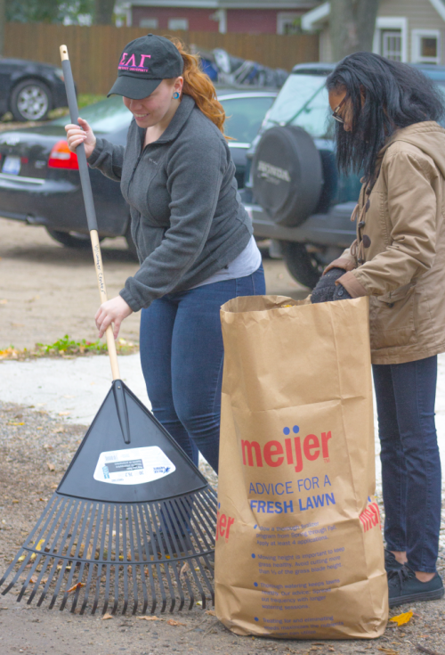 Ferris fourth year pre-med student Skylar Wing (left) and fourth year dental hygeine major Tarae Keathley (right) took part in Ferris’ 2016 Fall Alleyway Cleanup event in Big Rapids.